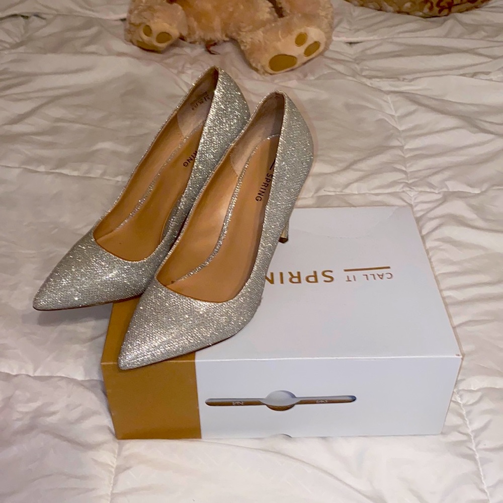 Beautiful Statement Sparkling Silver Pump! - image 1